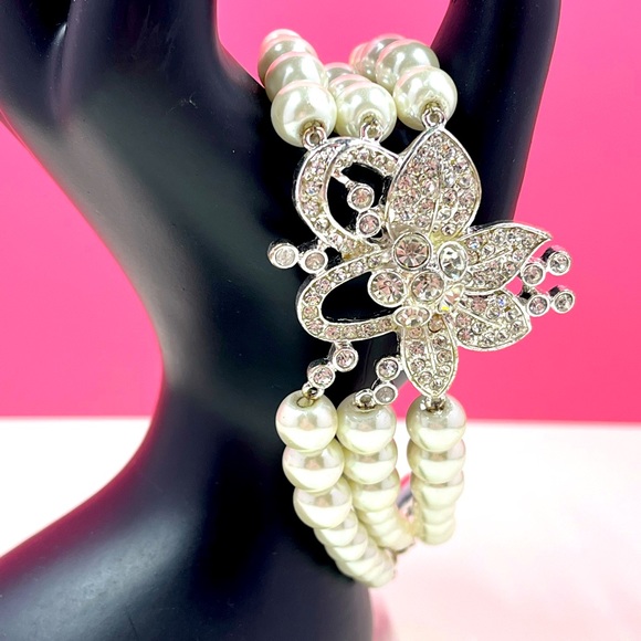 Vintage Y2K Triple Strand Pearl and Silver Abstract Flower Pendant Bracelet - Picture 3 of 9